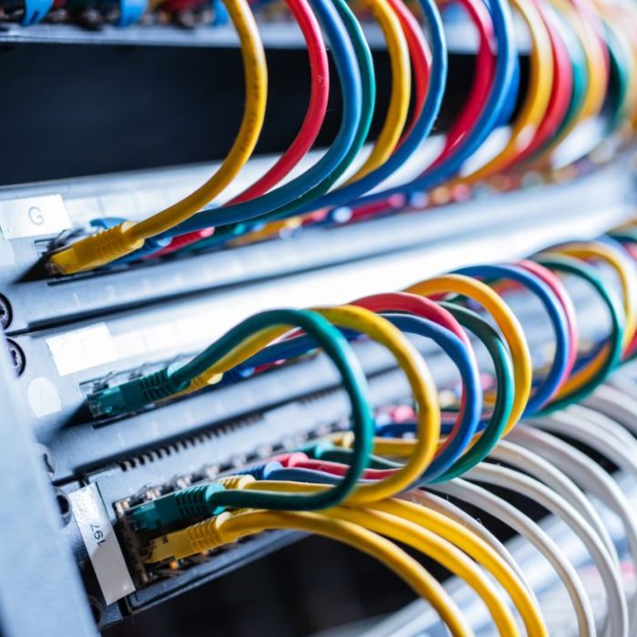 Cables de red conectados a servidor